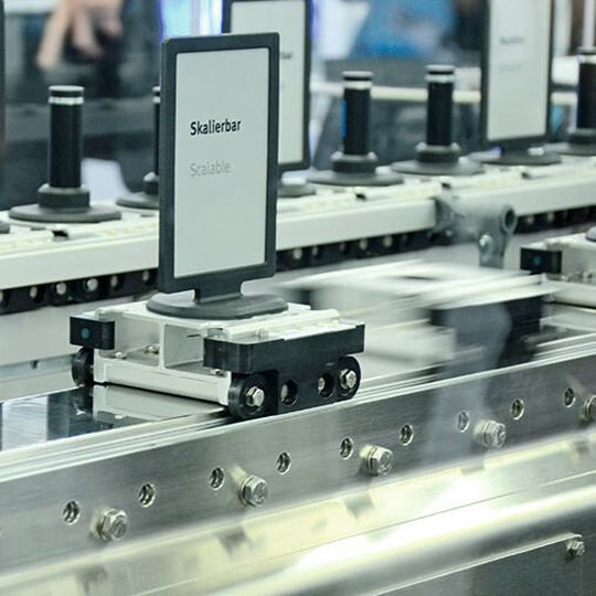 Die Transportwagen im Multi-Carrier-System können über Linearmotoren flexibel bewegt werden. Die Transportwagen im Multi-Carrier-System können über Linearmotoren flexibel bewegt werden.