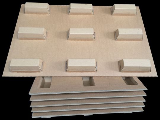 Durch den Einsatz dieser Transport- und Displaypaletten aus Wellpappe lassen sich signifikante Kosteneinsparungen in der Prozesskette generieren. Durch den Einsatz dieser Transport- und Displaypaletten aus Wellpappe lassen sich signifikante Kosteneinsparungen in der Prozesskette generieren.