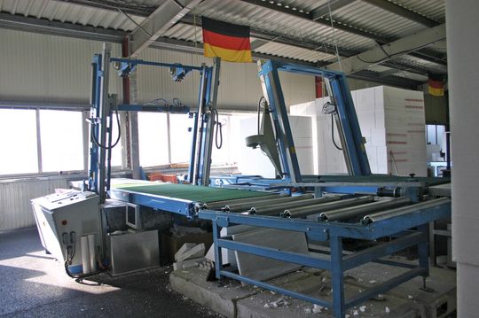 Auf diesen Komplettanlagen werden EPS-Blöcke mit von Dimensionen 3000 mm x 1200 mm x 1200 mm geschnitten. Auf diesen Komplettanlagen werden EPS-Blöcke mit von Dimensionen 3000 mm x 1200 mm x 1200 mm geschnitten.