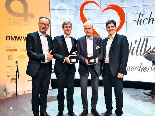 Bei der Preisverleihung in der BMW-Welt in München, v.l.: Dr. Martin Schönheit (Dr. Schönheit + Partner), Dr. Felix Fremerey (Chief Process Officer der Paul Hartmann AG), Dr. Jürgen Heraeus (Heraeus Holding GmbH, Querdenker-Ehrenpreis für sein Lebenswerk), Michael Heel (Projektleiter für das Medical Innovation Center der Paul Hartmann AG) Bei der Preisverleihung in der BMW-Welt in München, v.l.: Dr. Martin Schönheit (Dr. Schönheit + Partner), Dr. Felix Fremerey (Chief Process Officer der Paul Hartmann AG), Dr. Jürgen Heraeus (Heraeus Holding GmbH, Querdenker-Ehrenpreis für sein Lebenswerk), Michael Heel (Projektleiter für das Medical Innovation Center der Paul Hartmann AG)