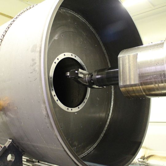 Bild 1: Die ausfahrbare Pinole des Bearbeitungszentrums sorgt für Stabilität und ermöglicht den Einsatz kurzer Werkzeuge. So reduziert sie die Gefahr, dass störende Vibrationen auftreten.