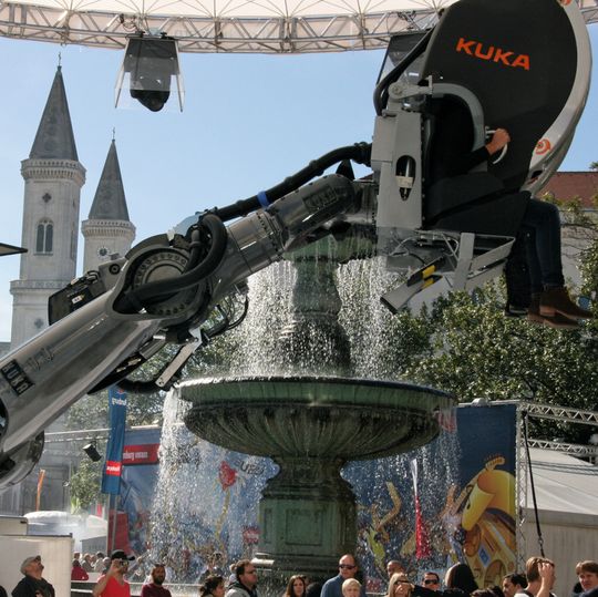 Der Roboter als Fahrgeschäft: Bei den Feierlichkeiten zum Tag der Deutschen Einheit 2012 in München sorgte der Robocoaster für aufregende Momente bei den Besuchern. Der Roboter als Fahrgeschäft: Bei den Feierlichkeiten zum Tag der Deutschen Einheit 2012 in München sorgte der Robocoaster für aufregende Momente bei den Besuchern.