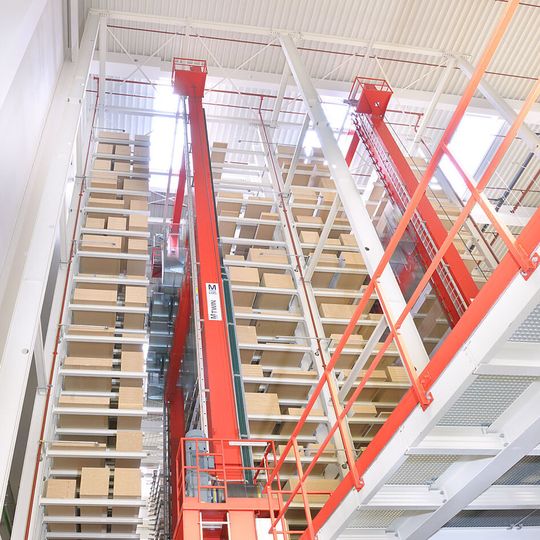 Der Schwerpunkt der FEM-Richtlinie liegt in der Beschreibung des Anfahrens einer Durchschubsicherung in einem Palettenlager und der Auslegung einer solchen unter Berücksichtigung der beim Stoß eingebrachten kinetischen Energie. Der Schwerpunkt der FEM-Richtlinie liegt in der Beschreibung des Anfahrens einer Durchschubsicherung in einem Palettenlager und der Auslegung einer solchen unter Berücksichtigung der beim Stoß eingebrachten kinetischen Energie.