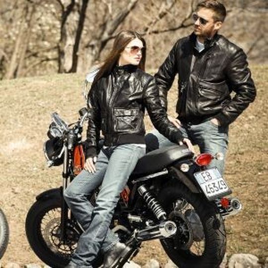 Herbstzeitlose: Moto Guzzi V7. November-Zulassungsergebnis in Deutschland recht, recht ordentlich. Herbstzeitlose: Moto Guzzi V7. November-Zulassungsergebnis in Deutschland recht, recht ordentlich.