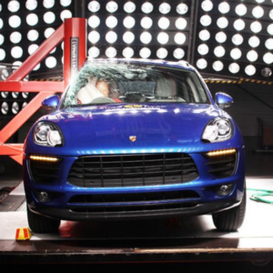 Fünf Sterne: Als erster jemals von Euro-NCAP getesteter Porsche schnitt das Kompakt-SUV Macan mit der Höchstpunktzahl ab. Fünf Sterne: Als erster jemals von Euro-NCAP getesteter Porsche schnitt das Kompakt-SUV Macan mit der Höchstpunktzahl ab.