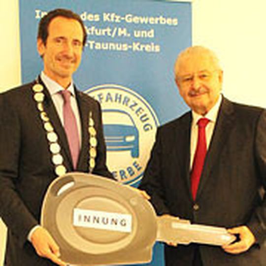 Thomas Holler übernimmt symbolisch die Schlüsselgewalt über die Innung Frankfurt und Main-Taunus-Kreis von seinem Vorgänger Jürgen Karpinski.