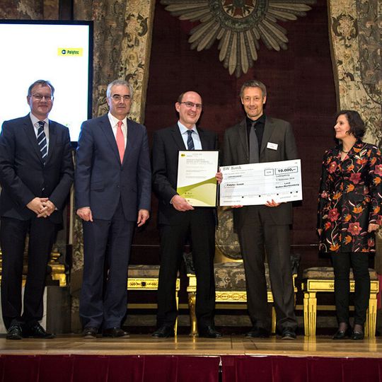 Die Preisverleihung des Dr. Rudolf-Eberle-Preis des Landes Baden-Württemberg. V.l.: Johannes Schmalzl -Regierungspräsident des Regierungsbezirks Stuttgart, Guido Rebstock - Ministerialdirektor im Ministerium für Finanzen und Wirtschaft Baden-Württemberg, Dr. rer. nat. Dietmar Gnaß – Geschäftsführer POLYTEC GmbH, Dr.-Ing. Christian Rembe – Leitung Entwicklung Optik POLYTEC GmbH, Dr. Christine Neuy - Leiterin des MicroTec Südwest beim MST BW Mikrosystemtechnik Baden-Württemberg e.V.. Die Preisverleihung des Dr. Rudolf-Eberle-Preis des Landes Baden-Württemberg. V.l.: Johannes Schmalzl -Regierungspräsident des Regierungsbezirks Stuttgart, Guido Rebstock - Ministerialdirektor im Ministerium für Finanzen und Wirtschaft Baden-Württemberg, Dr. rer. nat. Dietmar Gnaß – Geschäftsführer POLYTEC GmbH, Dr.-Ing. Christian Rembe – Leitung Entwicklung Optik POLYTEC GmbH, Dr. Christine Neuy - Leiterin des MicroTec Südwest beim MST BW Mikrosystemtechnik Baden-Württemberg e.V..