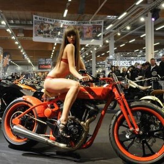 Das Spiel mit dem heißen Eisen: die Custombike Show öffnet vom 5. bis 7. Dezember in Bad Salzuflen ihre Pforten. Das Spiel mit dem heißen Eisen: die Custombike Show öffnet vom 5. bis 7. Dezember in Bad Salzuflen ihre Pforten.