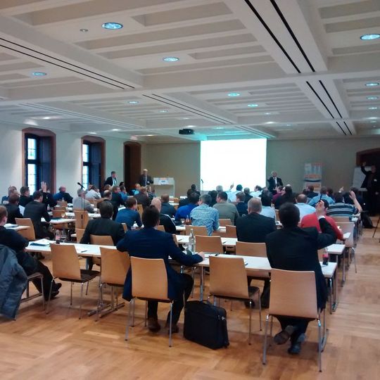 Viele Fragen gab es bei den Vorträgen des 12. PROCESS Pumpen-Forums. Angeregt diskutierten die Teilnehmer mit den Referenten und besprachen mögliche Lösungen für ihre Problemstellungen. Viele Fragen gab es bei den Vorträgen des 12. PROCESS Pumpen-Forums. Angeregt diskutierten die Teilnehmer mit den Referenten und besprachen mögliche Lösungen für ihre Problemstellungen.