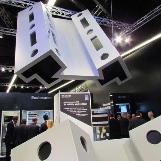 Auf dem Messestand der SPS IPC Drives 2014 in Nürnberg hing der Jubiläumsschrank TS 8 überdimensioniert von der Decke. Auf dem Messestand der SPS IPC Drives 2014 in Nürnberg hing der Jubiläumsschrank TS 8 überdimensioniert von der Decke.