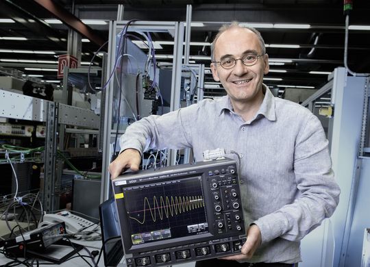 Dr. Hubert Schierling (57), der in der Siemens-Division Digitale Fabrik in Erlangen arbeitet, hat die Regelung der Drehzahleinstellung von Elektromotoren so weiterentwickelt, dass ihre Nennleistung wesentlich besser ausgenutzt werden kann.