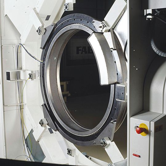 Einsatz in Computertomographen: Das einbaufertige System FAG-Simtus trägt erheblich dazu bei, dass Rundum-Röntgenaufnahmen zeitlich immer kürzer und in der Bildqualität immer hochwertiger werden. Einsatz in Computertomographen: Das einbaufertige System FAG-Simtus trägt erheblich dazu bei, dass Rundum-Röntgenaufnahmen zeitlich immer kürzer und in der Bildqualität immer hochwertiger werden.