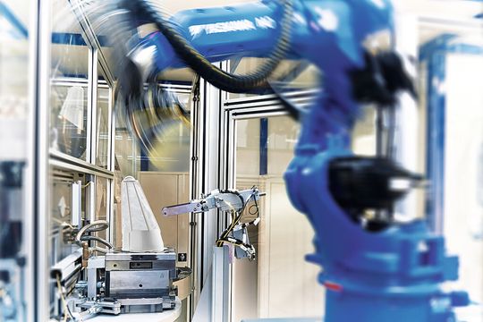 Roboter in Reinraumzelle: Um Transportaufwand und -kosten zu senken, produziert Maquet die 4-Liter-Behälter direkt an der Endmontagelinie. Roboter in Reinraumzelle: Um Transportaufwand und -kosten zu senken, produziert Maquet die 4-Liter-Behälter direkt an der Endmontagelinie.