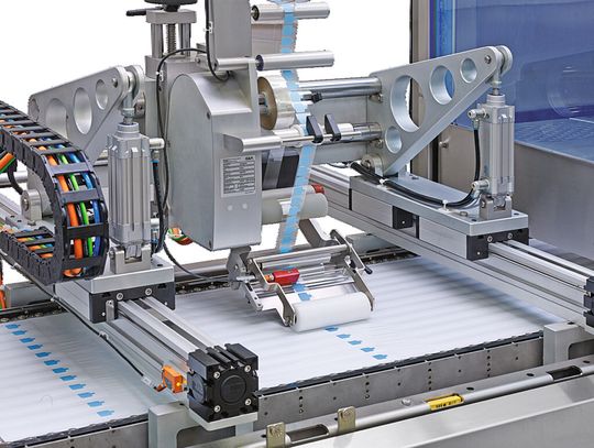 Querbahnetikettierer: Dank einer Weiterentwicklung von GEA Tiromat können nun auch kleine Etiketten im Format 10 x 10 mm appliziert werden. Querbahnetikettierer: Dank einer Weiterentwicklung von GEA Tiromat können nun auch kleine Etiketten im Format 10 x 10 mm appliziert werden.
