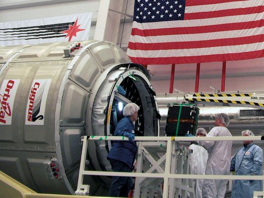 Das Ladegut mit befestigten MSR165-Datenloggern wird in den Raumtransporter «Cygnus» verladen. Das Ladegut mit befestigten MSR165-Datenloggern wird in den Raumtransporter «Cygnus» verladen.