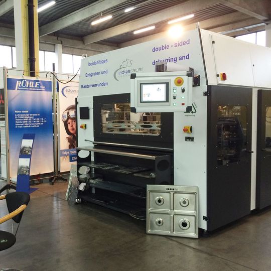 Die Entgratmaschine Edgeracer war auch auf der Hausmesse des Gebrauchtmaschinenhändlers Rühle zu sehen. Die Entgratmaschine Edgeracer war auch auf der Hausmesse des Gebrauchtmaschinenhändlers Rühle zu sehen.
