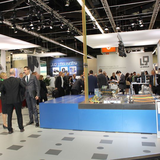 Auf dem Messestand der LQ Group konnten sich Besucher in Nürnberg über das Kooperationsprojekt des Stecker-Kabelverbundes M15 Power informieren. Auf dem Messestand der LQ Group konnten sich Besucher in Nürnberg über das Kooperationsprojekt des Stecker-Kabelverbundes M15 Power informieren.