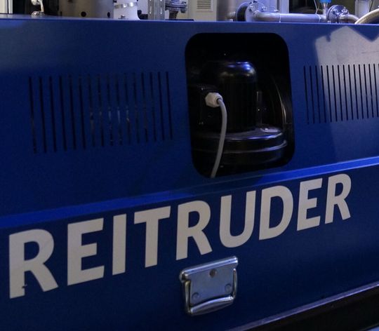 Ein Doppelschnecken-Extruder des Typs REI-truder von Reifenhäuser bildet das Herz der Evolution-Ultra-Fusion-Technologie, mit der Folienhersteller produktiver arbeiten können, dabei noch teure Ressourcen sparen und ihre Folienqualität auch noch verbessern. Ein Doppelschnecken-Extruder des Typs REI-truder von Reifenhäuser bildet das Herz der Evolution-Ultra-Fusion-Technologie, mit der Folienhersteller produktiver arbeiten können, dabei noch teure Ressourcen sparen und ihre Folienqualität auch noch verbessern.