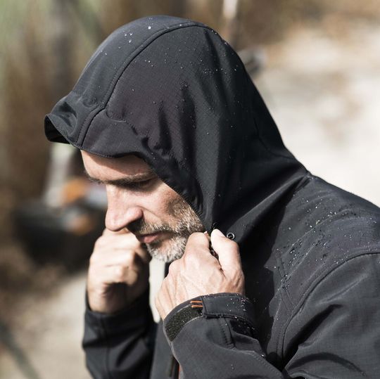 Die Softshell-Jacke Timberland Pro134 bietet eine mit Fleece gefütterte verstellbare Kapuze.