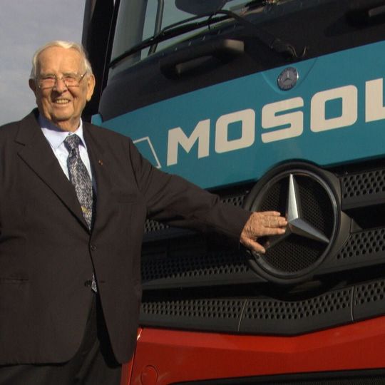Horst Mosolf wurde erneut von Daimler mit dem European Carrier Award ausgezeichnet – 2014 bereits zum fünften Mal. Horst Mosolf wurde erneut von Daimler mit dem European Carrier Award ausgezeichnet – 2014 bereits zum fünften Mal.