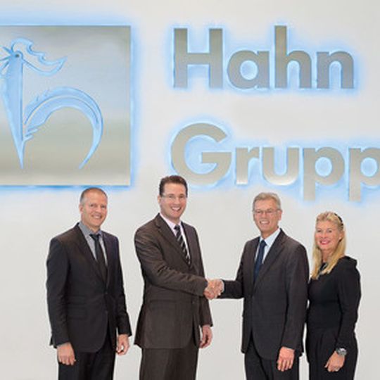 Per Handschlag: Über die Vertragsunterzeichnung freuen sich (v.li.) Frank Brecht, Steffen Hahn, Roman Rösch und Heidi Wentz-Rösch. Per Handschlag: Über die Vertragsunterzeichnung freuen sich (v.li.) Frank Brecht, Steffen Hahn, Roman Rösch und Heidi Wentz-Rösch.
