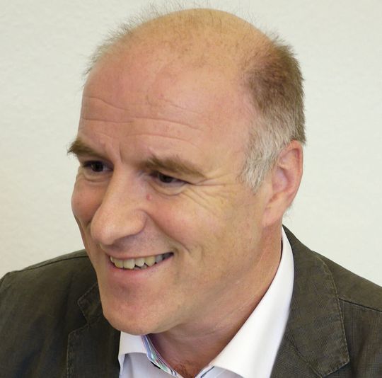 „Für die chemische Industrie ist schwefelfreies Lignin interessant, da es die einzige nachwachsende Aromatenquelle darstellt“, sagt Dr. Jochen Michels, Koordinator Forschungsverbünde in den Bereichen „Altlastensanierung“ und „Nachwachsende Rohstoffe“ bei der Dechema. „Für die chemische Industrie ist schwefelfreies Lignin interessant, da es die einzige nachwachsende Aromatenquelle darstellt“, sagt Dr. Jochen Michels, Koordinator Forschungsverbünde in den Bereichen „Altlastensanierung“ und „Nachwachsende Rohstoffe“ bei der Dechema.