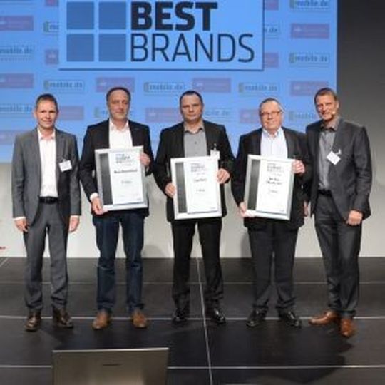 Die Gewinner des Awards Best Brands 2014 in der Kategorie Öl/Schmierstoffe: Motul-Vertriebsleiter Jörg Giesgen (2. v. l.) freut sich über Rang zwei. Die Gewinner des Awards Best Brands 2014 in der Kategorie Öl/Schmierstoffe: Motul-Vertriebsleiter Jörg Giesgen (2. v. l.) freut sich über Rang zwei.