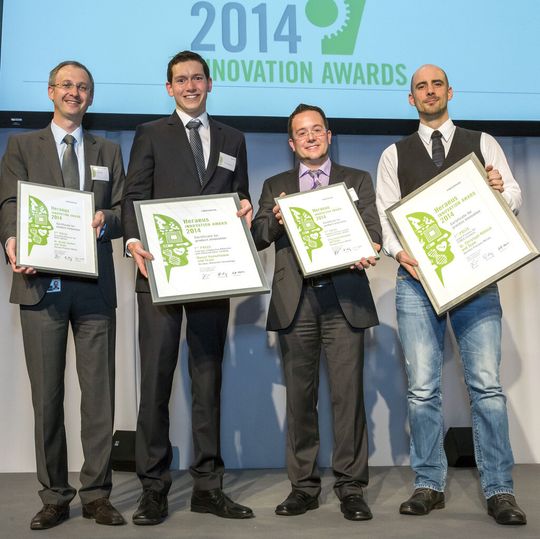 Die Preisträger des Heraeus Innovationspreises 2014: (v.l.n.r.) Dr. Armin Sautter (2. Platz Produktinnovation, Heraeus Precious Metals), Daniel Hanselmann (Beste Produktinnovation, Heraeus Materials Technology), Jörg Fuchs Alameda (3. Platz Produktinnovation, Heraeus Precious Metals) und Dr. Christoph Röhlich (Beste Prozessinnovation, Heraeus Precious Metals) Die Preisträger des Heraeus Innovationspreises 2014: (v.l.n.r.) Dr. Armin Sautter (2. Platz Produktinnovation, Heraeus Precious Metals), Daniel Hanselmann (Beste Produktinnovation, Heraeus Materials Technology), Jörg Fuchs Alameda (3. Platz Produktinnovation, Heraeus Precious Metals) und Dr. Christoph Röhlich (Beste Prozessinnovation, Heraeus Precious Metals)