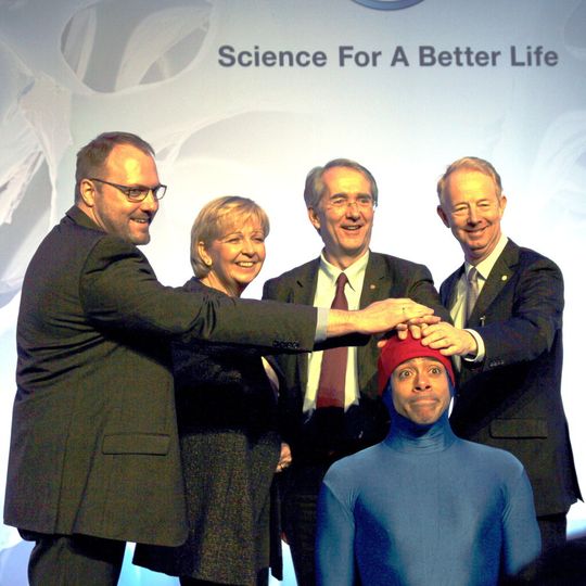 Symbolic push of a button with a twist (from r.): Bayer CEO Dr. Marijn Dekkers, Patrick Thomas, CEO of Bayer Material Science, NRW Governor Hannelore Kraft and André van Broich, Chairman of the Dormagen Works Council, started up the new TDI plant in Dormagen with the help of the physical theater group Mobilé. Symbolic push of a button with a twist (from r.): Bayer CEO Dr. Marijn Dekkers, Patrick Thomas, CEO of Bayer Material Science, NRW Governor Hannelore Kraft and André van Broich, Chairman of the Dormagen Works Council, started up the new TDI plant in Dormagen with the help of the physical theater group Mobilé.