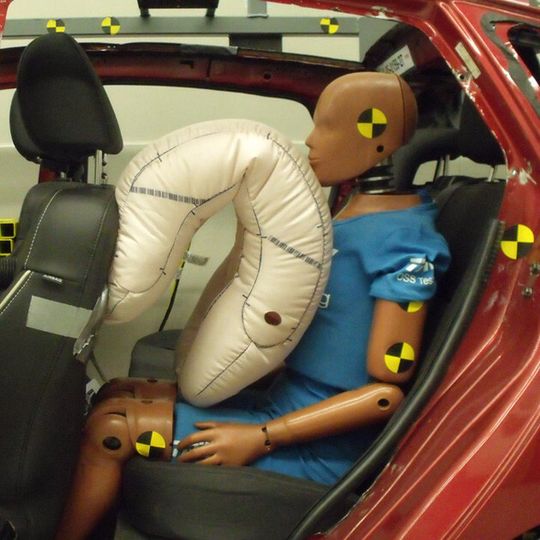Der Rücksitzairbag schützt den Kopf des Insassen vor Kontakt mit der Sitzlehne. Der Rücksitzairbag schützt den Kopf des Insassen vor Kontakt mit der Sitzlehne.