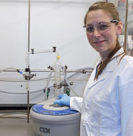 Abb.1: Laborapparatur zur Erzeugung von Schwefeldioxid in der Mikrowelle und direkter Weiterleitung des Gases in ein mit Myrcen gefülltes Reaktionsgefäß Abb.1: Laborapparatur zur Erzeugung von Schwefeldioxid in der Mikrowelle und direkter Weiterleitung des Gases in ein mit Myrcen gefülltes Reaktionsgefäß