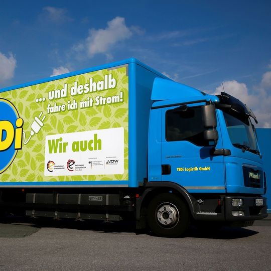 Der elektrische 12-Tonner beliefert zweimal täglich Tedi-Märkte im Umkreis von rund 70 km um die Dortmunder Firmenzentrale. Der elektrische 12-Tonner beliefert zweimal täglich Tedi-Märkte im Umkreis von rund 70 km um die Dortmunder Firmenzentrale.