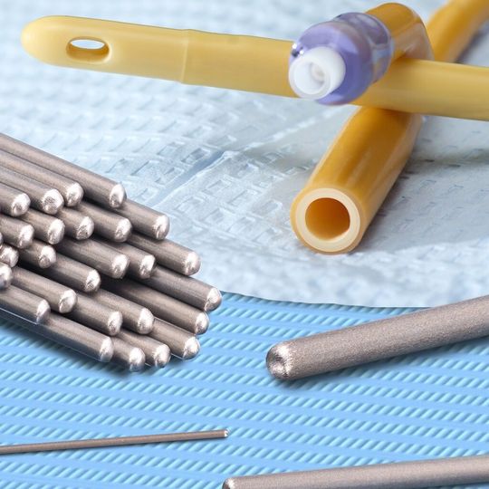 Eine Reihe von PTFE beschichteten Formdornen für das Schmelzschweißen und Spitzenpolieren von Kathetern, welche die ID-Güte und Fertigungsgeschwindigkeit optimieren, sind von Applied Plastics Co., Inc. in Norwood, Massachusetts, USA erhältlich. Eine Reihe von PTFE beschichteten Formdornen für das Schmelzschweißen und Spitzenpolieren von Kathetern, welche die ID-Güte und Fertigungsgeschwindigkeit optimieren, sind von Applied Plastics Co., Inc. in Norwood, Massachusetts, USA erhältlich.
