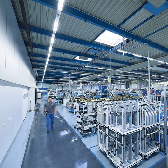 LED-Beleuchtung verspricht neben Energieeinsparungen auch Flexibilität und eine lange Lebensdauer. Im Bild zu sehen ist das LED-Lichtbandsystem „Taureo“ von Waldmann. LED-Beleuchtung verspricht neben Energieeinsparungen auch Flexibilität und eine lange Lebensdauer. Im Bild zu sehen ist das LED-Lichtbandsystem „Taureo“ von Waldmann.