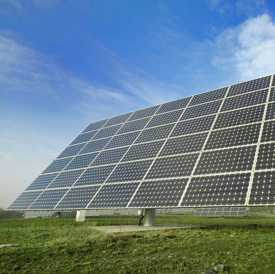 Evonik setzt weiterhin auf Photovoltaik und nimmt dafür neue Teilanlagen für Vernetzungsverstärker in Betrieb. Evonik setzt weiterhin auf Photovoltaik und nimmt dafür neue Teilanlagen für Vernetzungsverstärker in Betrieb.