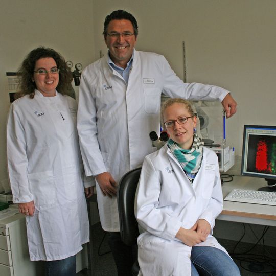 Erstautorin Swantje Liedmann (r.) mit den beiden Leitern der Studie: Privatdozentin Dr. Christina Ehrhardt (l.) und Prof. Dr. Stephan Ludwig Erstautorin Swantje Liedmann (r.) mit den beiden Leitern der Studie: Privatdozentin Dr. Christina Ehrhardt (l.) und Prof. Dr. Stephan Ludwig