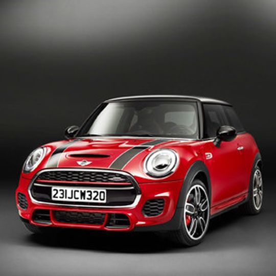 Feuer unterm Dach: Angetrieben wird der neue Mini JCW von einem 230 PS starken 2,0-Liter-Vierzylinder-Motor. Feuer unterm Dach: Angetrieben wird der neue Mini JCW von einem 230 PS starken 2,0-Liter-Vierzylinder-Motor.