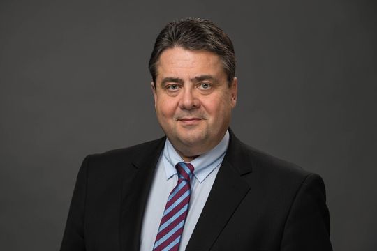 Sigmar Gabriel, Bundesminister Wirtschaft und Energie: „Deutschland muss auch als Produktionsstandort bestehen und fortentwickeln. Sigmar Gabriel, Bundesminister Wirtschaft und Energie: „Deutschland muss auch als Produktionsstandort bestehen und fortentwickeln.