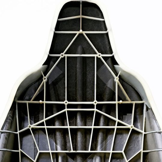 CFK macht es möglich: Diese Autositzlehne ist 40 % leichter als die bisher üblichen Sitzlehnen.