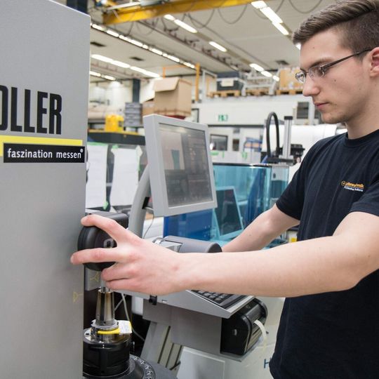CNC-gesteuertes Einstell- und Messgerät Venturion 450 von Zoller. CNC-gesteuertes Einstell- und Messgerät Venturion 450 von Zoller.