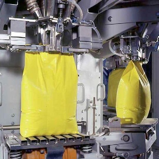 Filling spouts transfer the product into the bag, which is simultaneously formed and sealed in the packaging unit Filling spouts transfer the product into the bag, which is simultaneously formed and sealed in the packaging unit