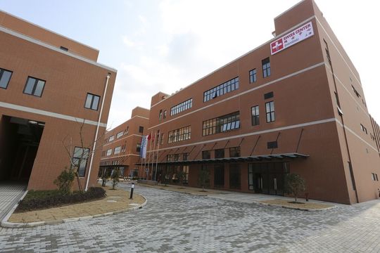 Greift den Schweizer KMU in Fernost unter die Arme: Das Swiss Center Shanghai hat kürzlich das “SCS Machinery, Trading and Business Center“ in der Freihandelszone Shanghai eröffnet. Greift den Schweizer KMU in Fernost unter die Arme: Das Swiss Center Shanghai hat kürzlich das “SCS Machinery, Trading and Business Center“ in der Freihandelszone Shanghai eröffnet.