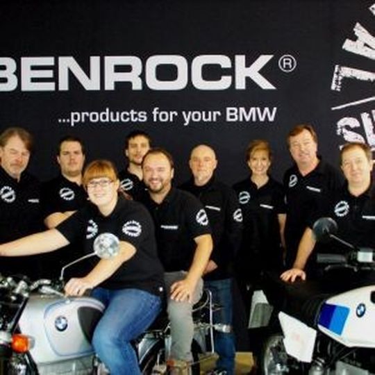 30 Jahre Siebenrock: Jochen Siebenrock (2.v.r.) und sein Team teilen die Begeisterung ihrer Kunden für die Motorrad-Klassiker aus Bayern. 30 Jahre Siebenrock: Jochen Siebenrock (2.v.r.) und sein Team teilen die Begeisterung ihrer Kunden für die Motorrad-Klassiker aus Bayern.