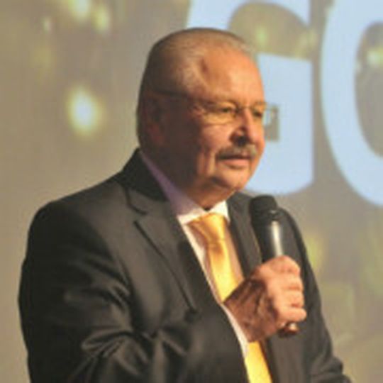 Drei Gründe zum Feiern hatte ZDK-Präsident Jürgen Karpinski: Neben seinem 65. Geburtstag gaben das 80-jährige Bestehen von Auto-Schmitt und die Eröffnung des Neubaus einen gewichtigen Anlass. Drei Gründe zum Feiern hatte ZDK-Präsident Jürgen Karpinski: Neben seinem 65. Geburtstag gaben das 80-jährige Bestehen von Auto-Schmitt und die Eröffnung des Neubaus einen gewichtigen Anlass.