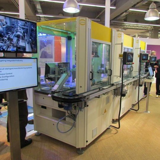 Auf der SPS IPC Drives 2014 hat Harting drei Module der „Fleximon“-Anlage vorgestellt. Sie beinhalten die Prozesse Schrauben, Prägen und Prüfen.