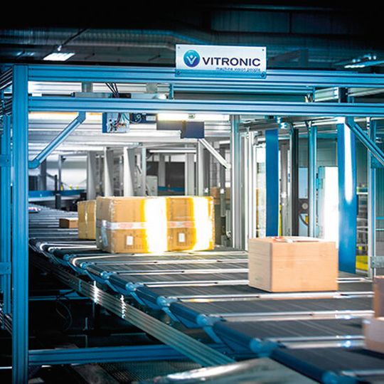 Die Kamerasysteme erfassen sämtliche zur Wareneingangskontrolle erforderlichen Daten im Durchlauf auf bis zu sechs Seiten des Packstücks. Die Kamerasysteme erfassen sämtliche zur Wareneingangskontrolle erforderlichen Daten im Durchlauf auf bis zu sechs Seiten des Packstücks.