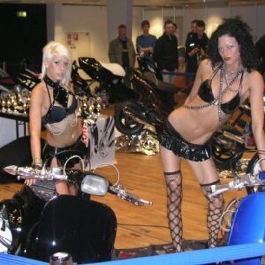 Rollerumbauten und Babes: Darüber dürfen sich die Besucher der Scooter-Custom-Show 2015 freuen. Rollerumbauten und Babes: Darüber dürfen sich die Besucher der Scooter-Custom-Show 2015 freuen.
