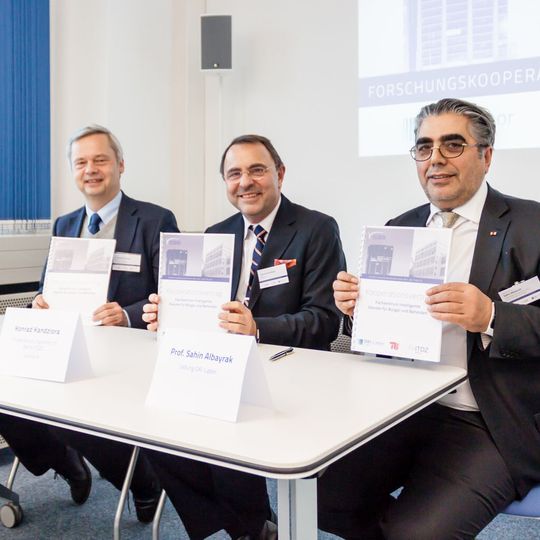 (v. l.) Prof. Christian Thomson (Präsident TU Berlin), Konrad Kandziora (Vorstand ITDZ Berlin) und Prof. Sahin Albayrak (Leiter DAI-Labor) (v. l.) Prof. Christian Thomson (Präsident TU Berlin), Konrad Kandziora (Vorstand ITDZ Berlin) und Prof. Sahin Albayrak (Leiter DAI-Labor)