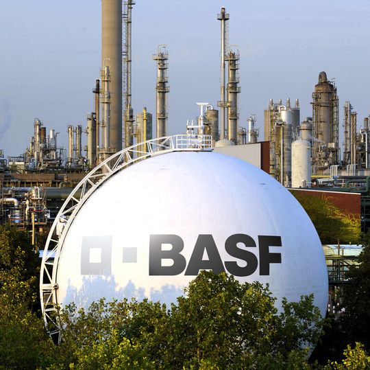 Der Unternehmensbereich Coatings von BASF entwickelt, produziert und vermarktet Fahrzeug-, Autoreparatur- und Industrielacke sowie Bautenanstrichmittel. Der Unternehmensbereich Coatings von BASF entwickelt, produziert und vermarktet Fahrzeug-, Autoreparatur- und Industrielacke sowie Bautenanstrichmittel.