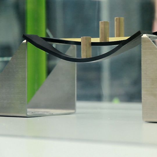 Die 1zu1-Werkstoffe im Vakuumguss sind bis zu 150 beziehungsweise 200 °C im Vergleich zum Standardmaterial (vorne) äußerst formstabil. Die 1zu1-Werkstoffe im Vakuumguss sind bis zu 150 beziehungsweise 200 °C im Vergleich zum Standardmaterial (vorne) äußerst formstabil.
